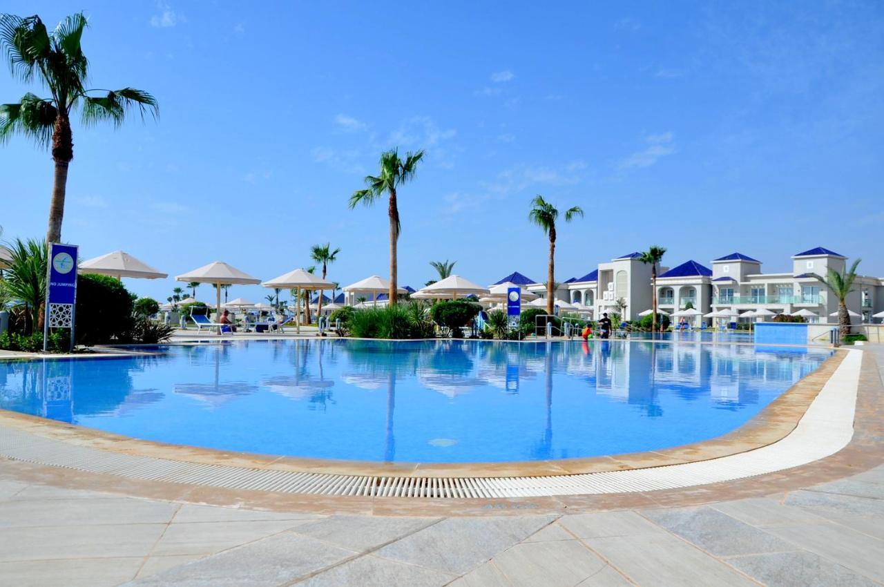 Pickalbatros White Beach Taghazout (Adults Only) Exterior foto A swimming pool at a hotel in Egypt